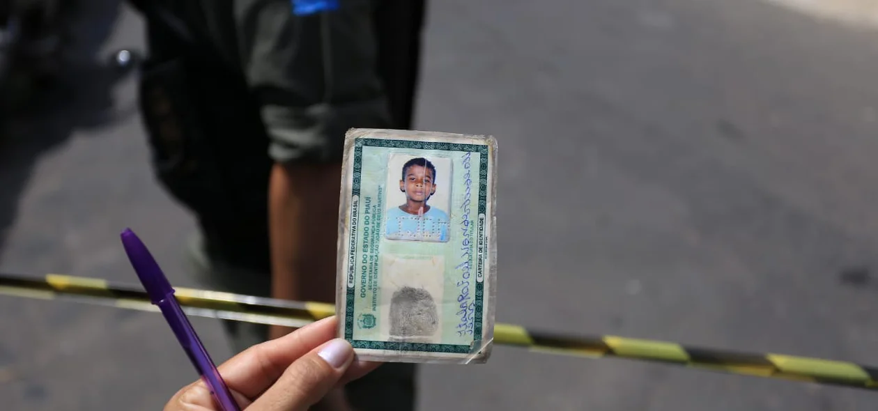 Carteira de identificação do jovem assassinado