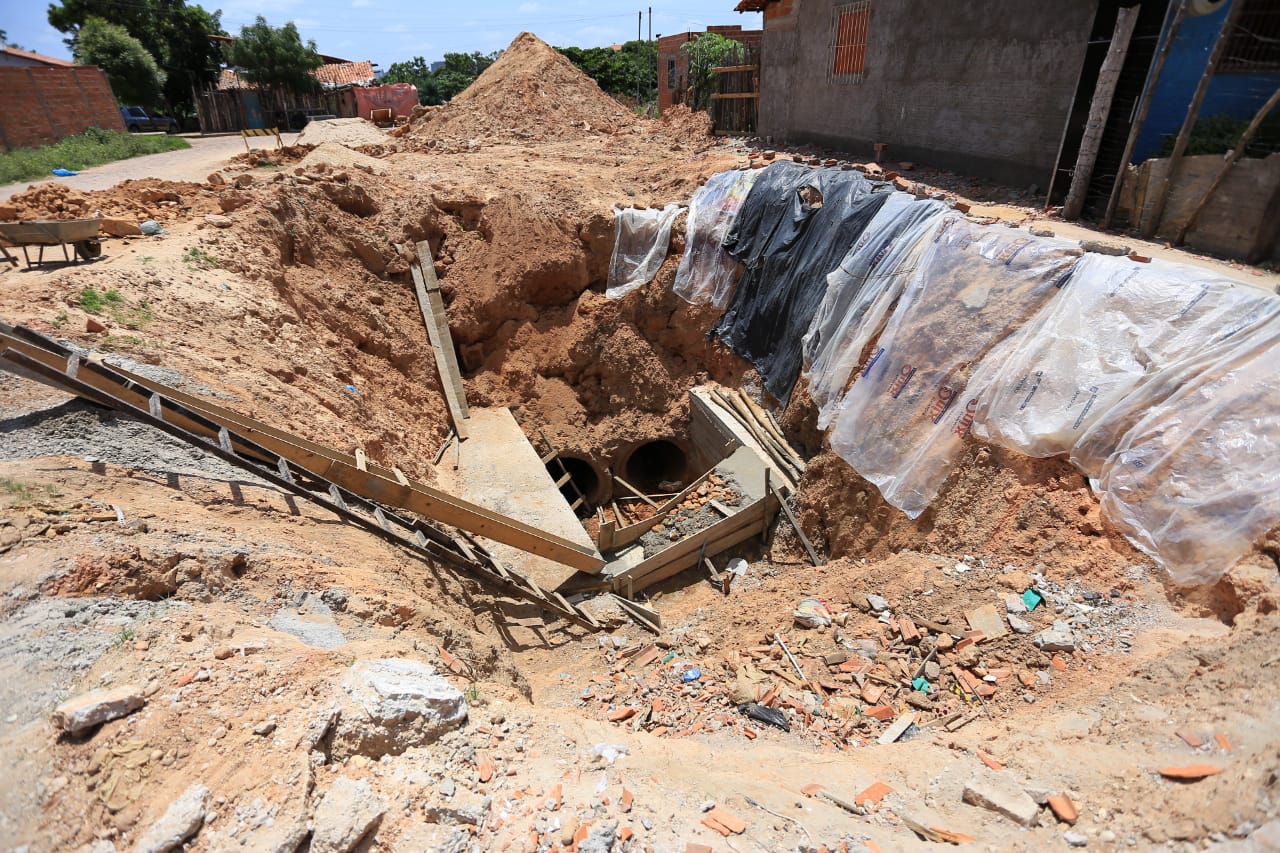 Cratera se abriu dentro da casa de uma família 