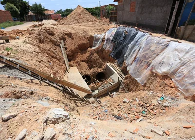 Cratera se abriu dentro da casa de uma família 