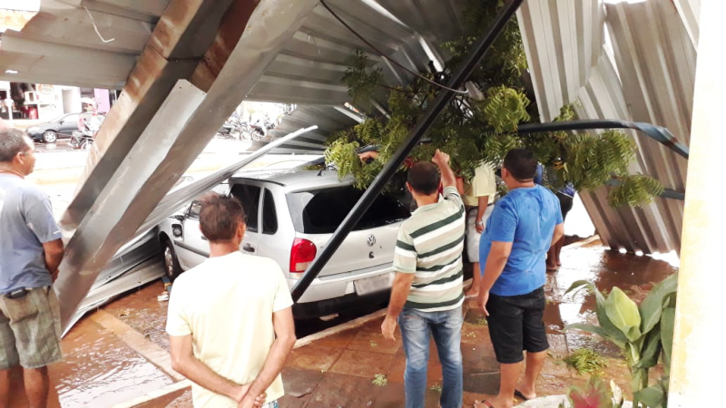 Estrutura caiu em cima de veículos