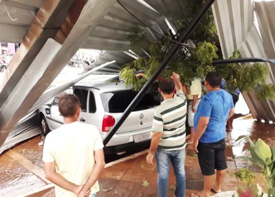 Estrutura caiu em cima de veículos