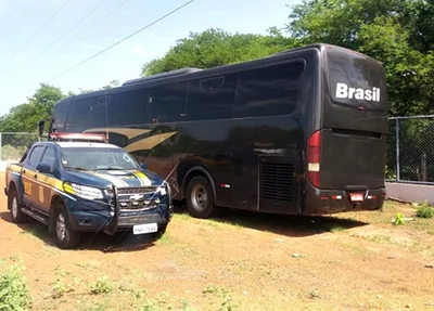 Ônibus detido no pátio da PRF de Valença durante a fiscalização.  