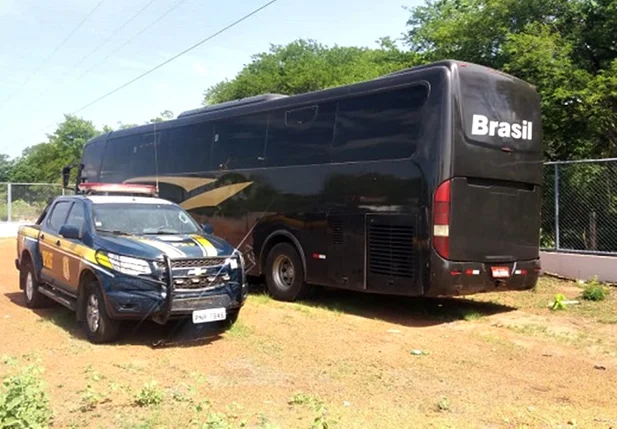 Ônibus detido no pátio da PRF de Valença durante a fiscalização.  