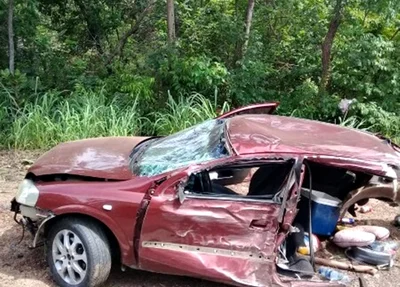 Veículo após colidir em árvore