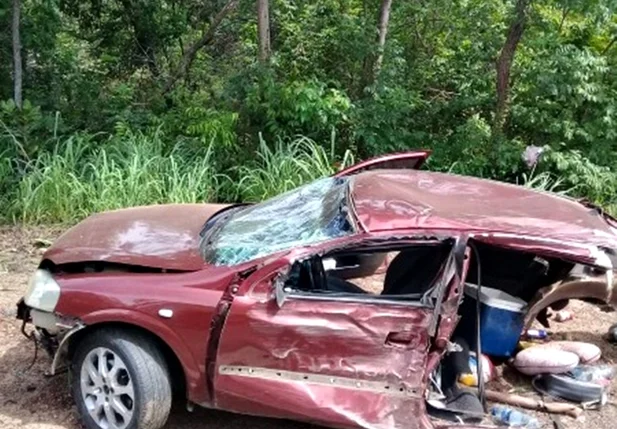 Veículo após colidir em árvore