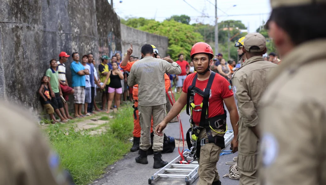 Bombeiros atuando na área isolada 