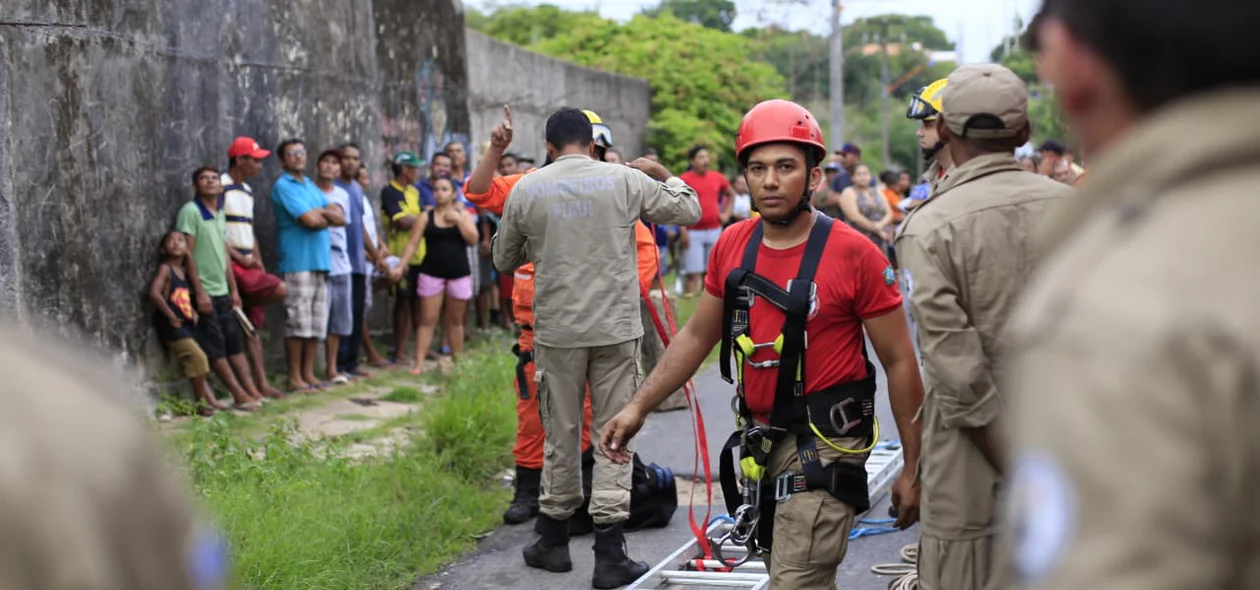 Bombeiros atuando na área isolada 