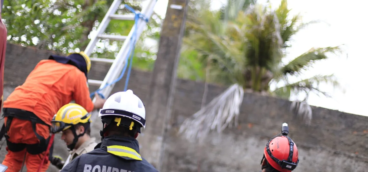 Bombeiros realizando a retirada do corpo