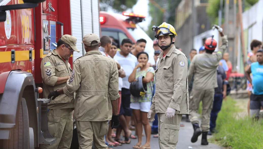 Equipe do corpo de bombeiros no local
