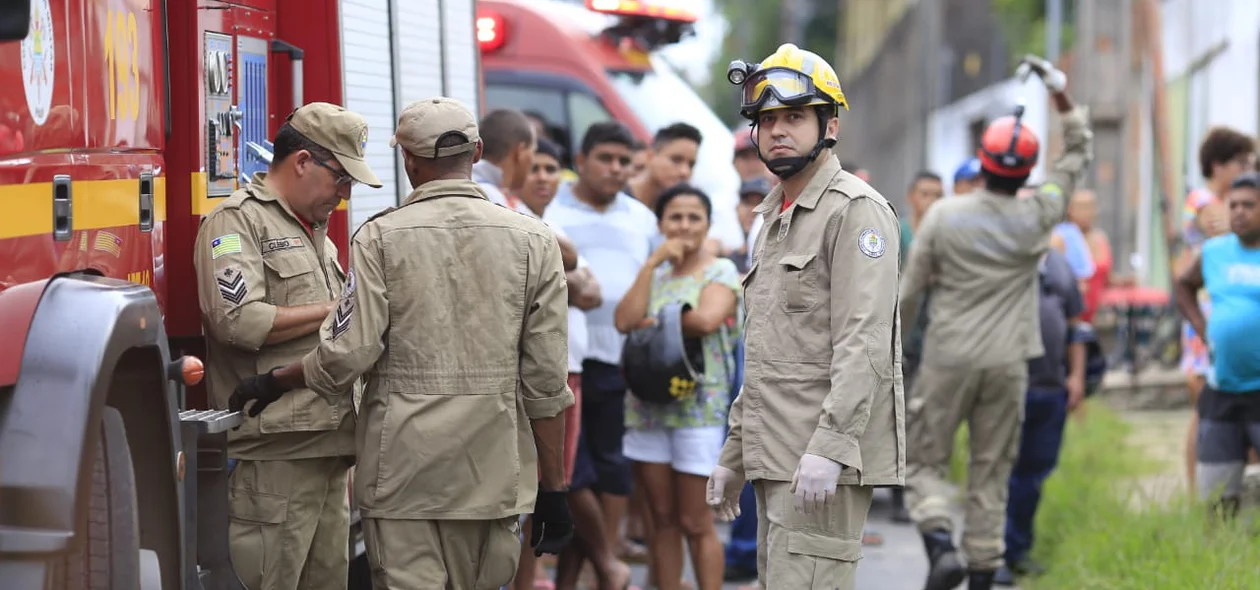 Equipe do corpo de bombeiros no local