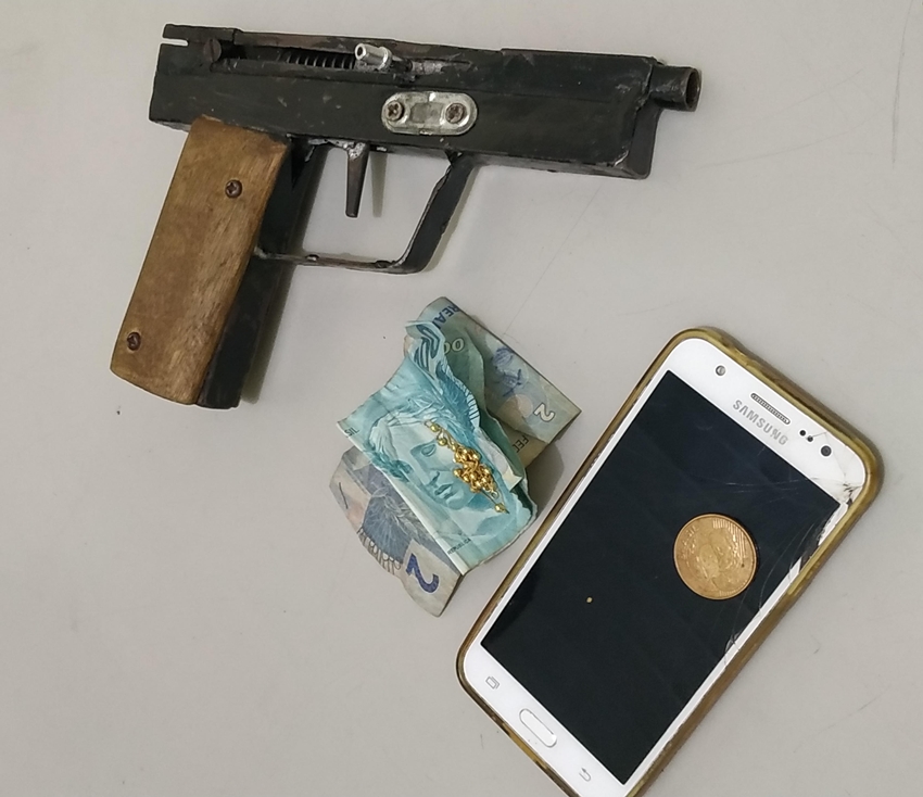 Material apreendido pela Polícia Militar na prisão de Rafael Almeida