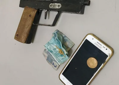 Material apreendido pela Polícia Militar na prisão de Rafael Almeida