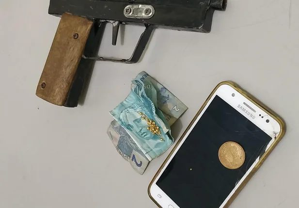 Material apreendido pela Polícia Militar na prisão de Rafael Almeida