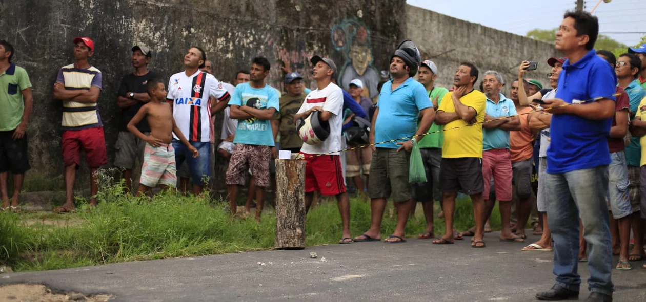 Populares da localidade acompanhando a remoção do corpo