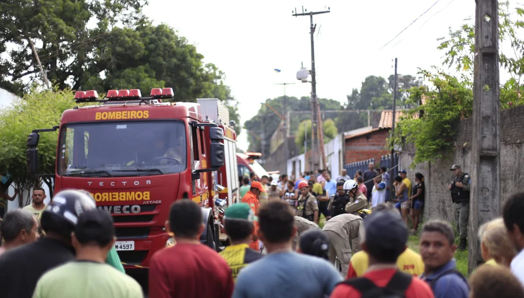 Populares que acompanharam a remoção da vítima