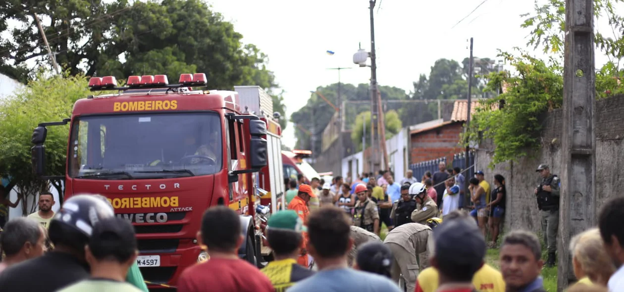 Populares que acompanharam a remoção da vítima