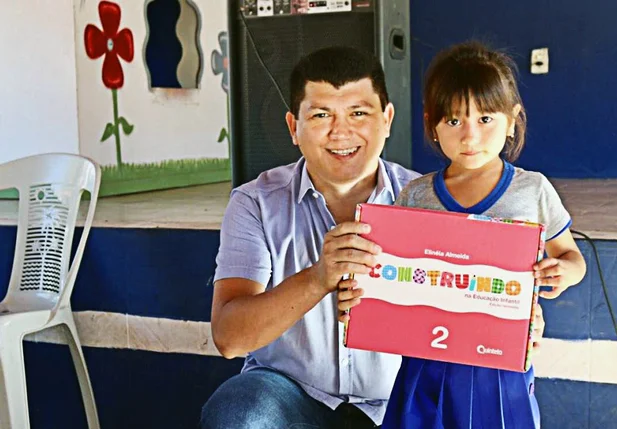 Prefeito Rubens Vieira ao lado de estudante da rede infantil de Cocal