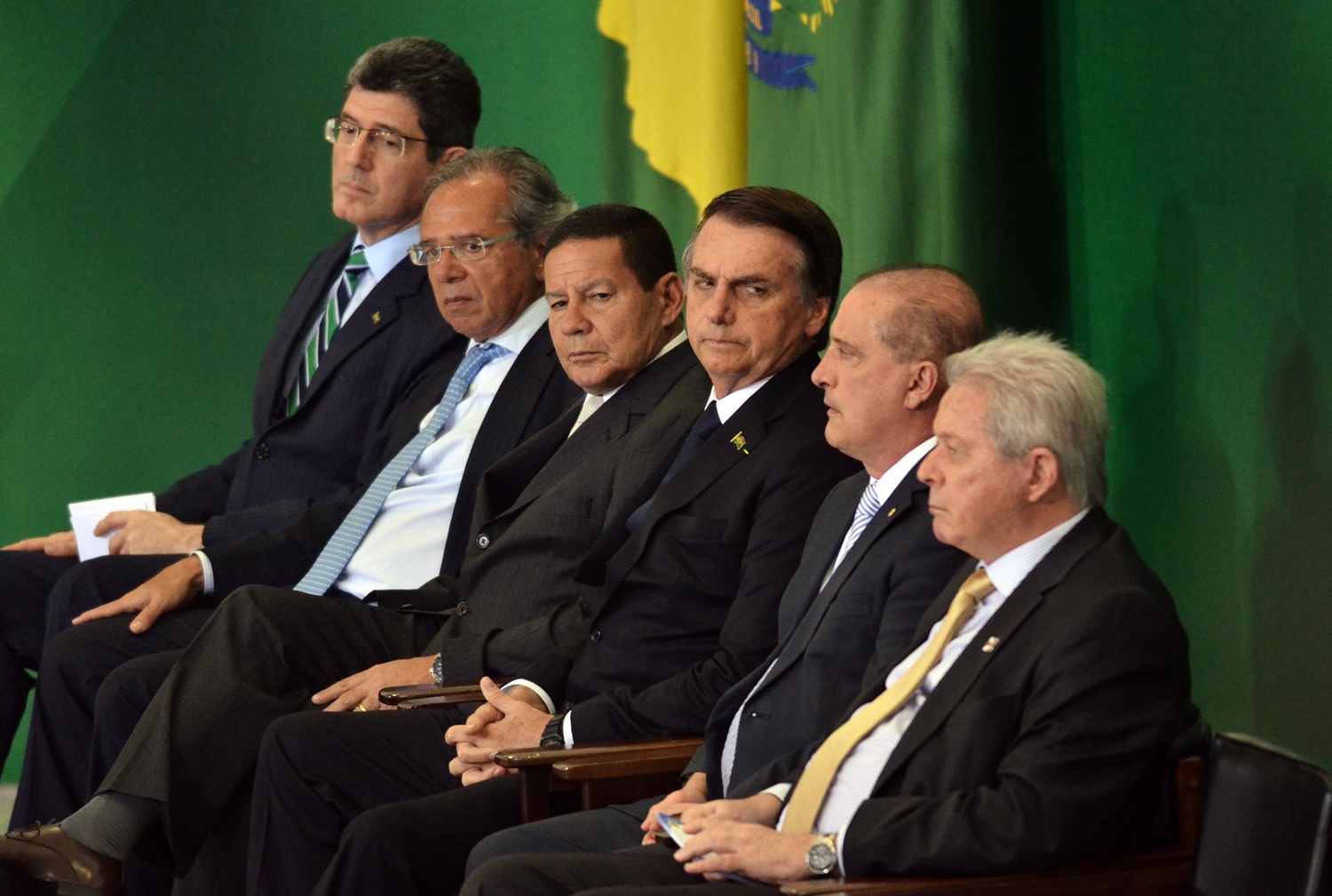 Jair Bolsonaro ao lado dos ministros Onyx Lorenzoni (Casa Civil) e Paulo Guedes (Economia) e do vice-presidente General Hamilton Mourão.