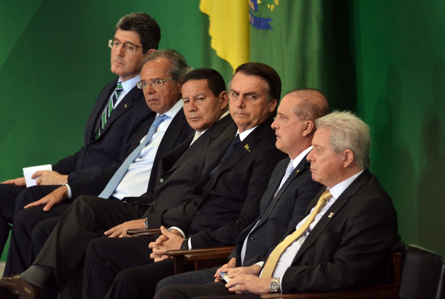 Jair Bolsonaro ao lado dos ministros Onyx Lorenzoni (Casa Civil) e Paulo Guedes (Economia) e do vice-presidente General Hamilton Mourão.