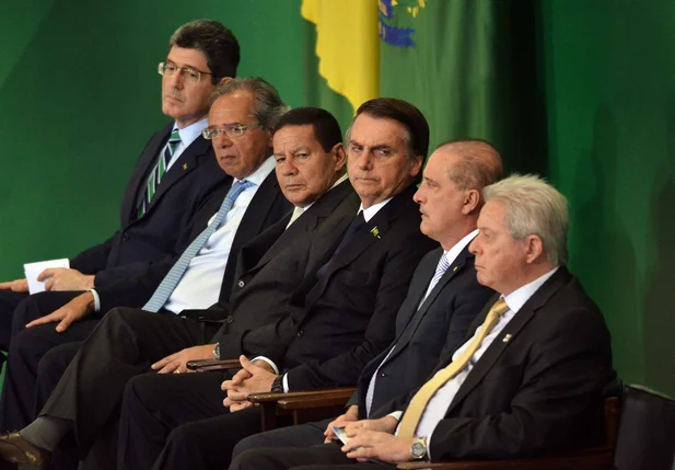Jair Bolsonaro ao lado dos ministros Onyx Lorenzoni (Casa Civil) e Paulo Guedes (Economia) e do vice-presidente General Hamilton Mourão