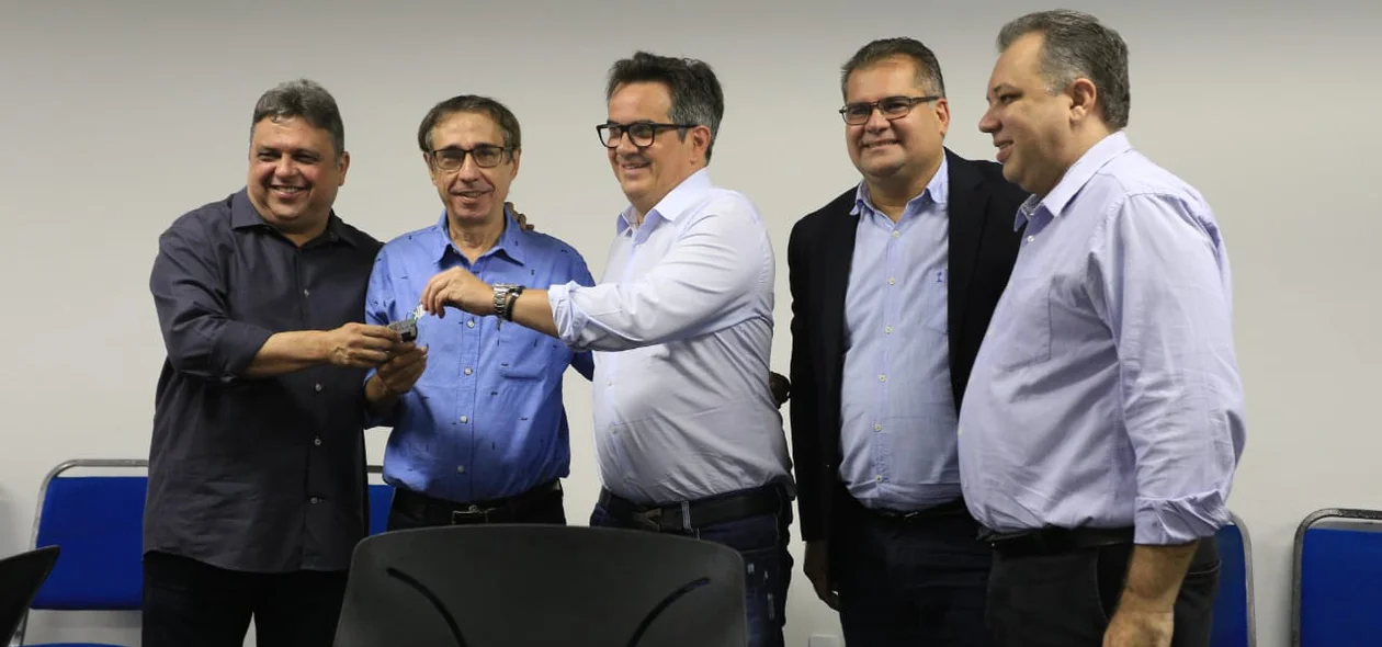 Prefeito João Messias, de Batalha, recebe chave de veículo