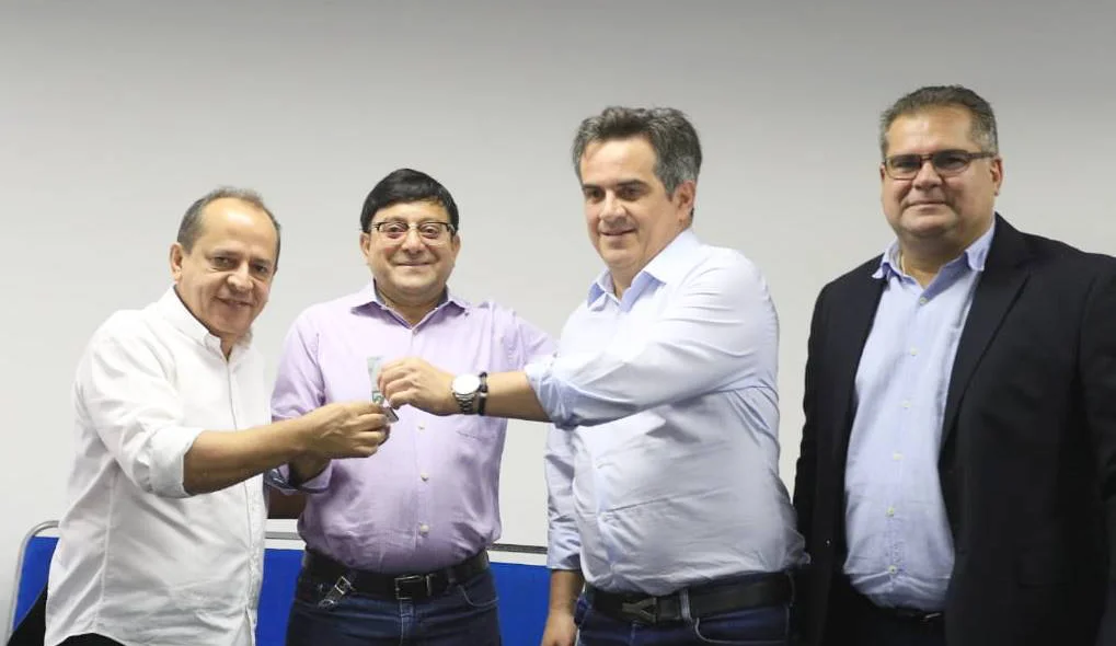 Prefeito Maninho recebeu chave do veículo