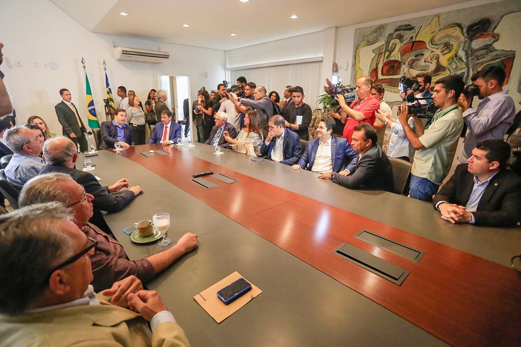Rodrigo Maia busca apoio a sua reeleição como presidente da Câmara 
