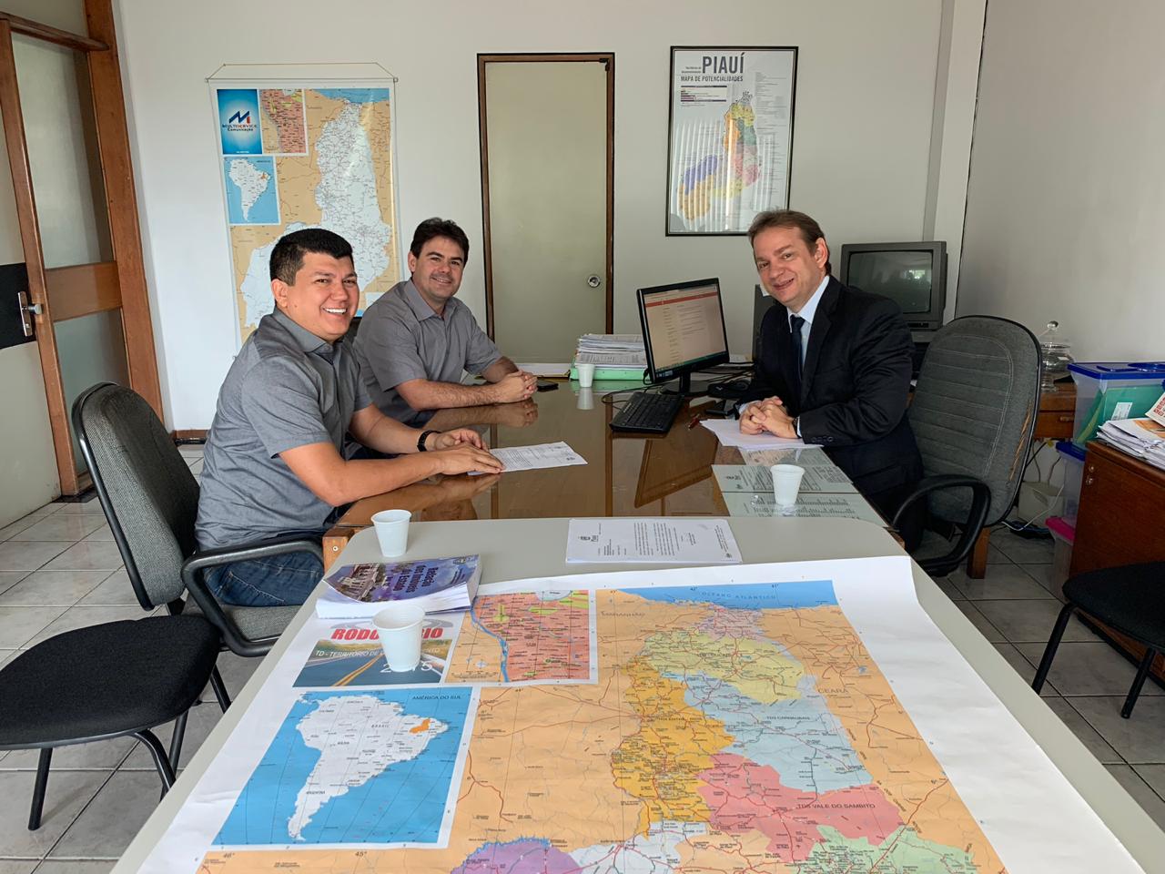 Rubens Vieira em reunião com o deputado Severo Eulálio e com o diretor do DER