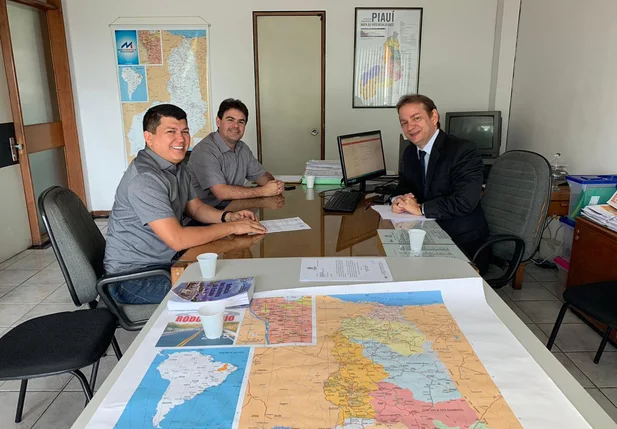 Rubens Vieira em reunião com o deputado Severo Eulálio e com o diretor do DER