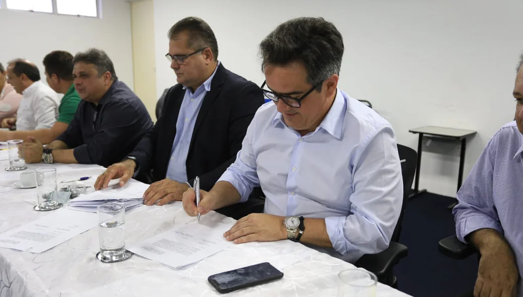 Senador Ciro Nogueira assinou a entrega dos veículos para os municípios do estado