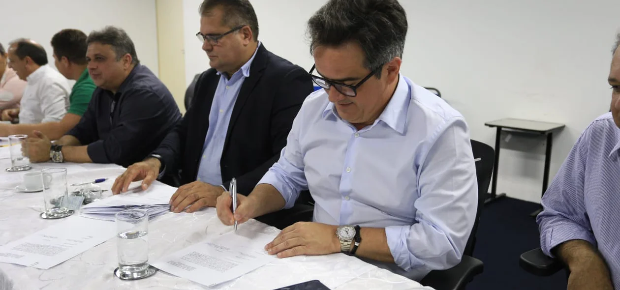 Senador Ciro Nogueira assinou a entrega dos veículos para os municípios do estado
