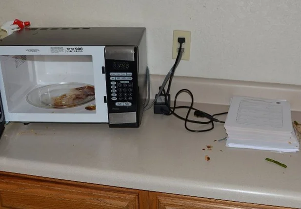 A acusa invadiu o posto e comeu o jantar de um dos policiais 