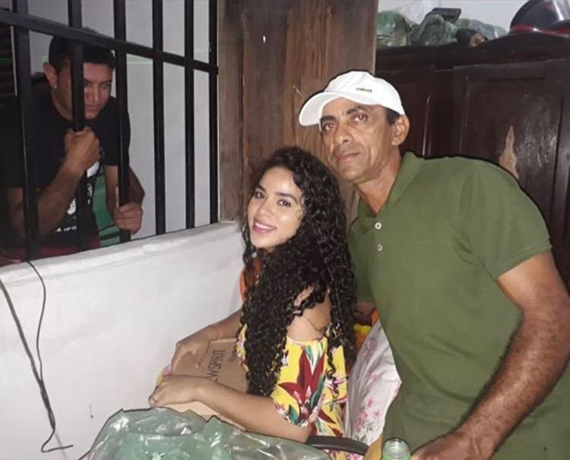 Elana trabalhando no bar da família no ano novo 