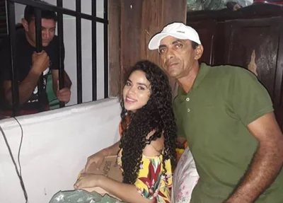 Elana trabalhando no bar da família no ano novo 