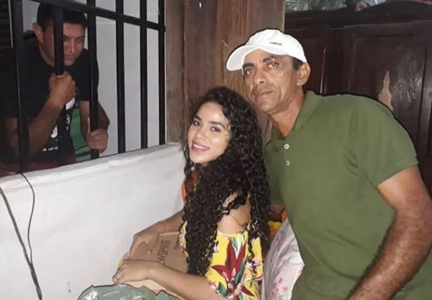 Elana trabalhando no bar da família no ano novo 