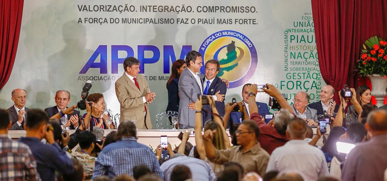 Gil Carlos abraça o presidente da APPM Jonas Moura durante solenidade de posse