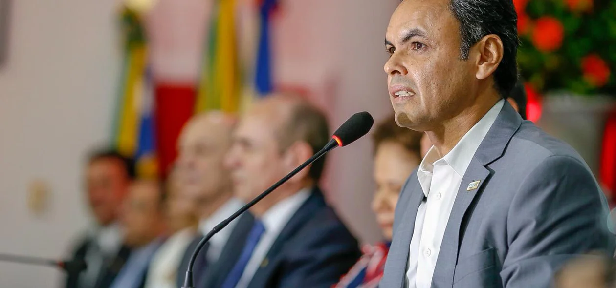 GIl Carlos discursando 