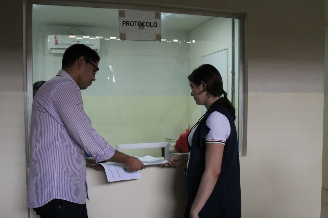 Representantes do Sindserm protocolando ofícios