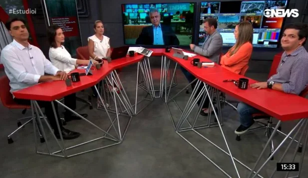 A apresentadora Leila Sterenberg terminava de ler uma mensagem enviada por um espectador quando o constrangedor gemido surgiu. Logo na sequência, a apresentadora chamou o intervalo comercial.
