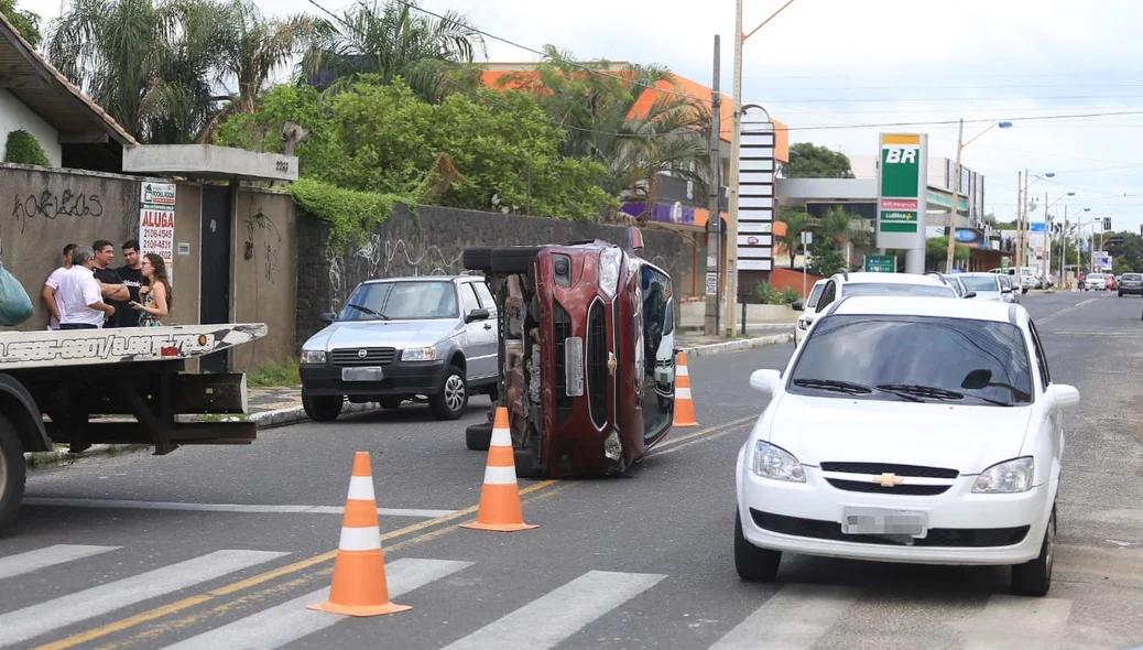 Carro capota após acidente na zona Leste 