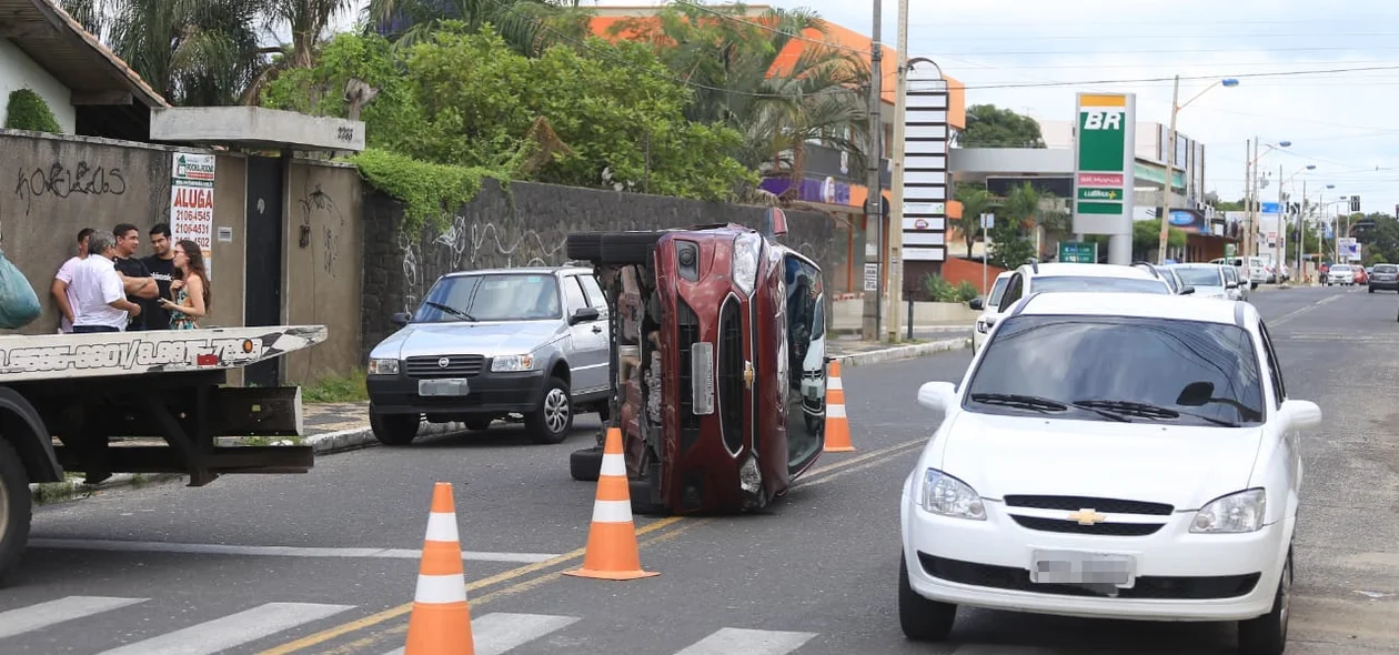 Carro capota após acidente na zona Leste 