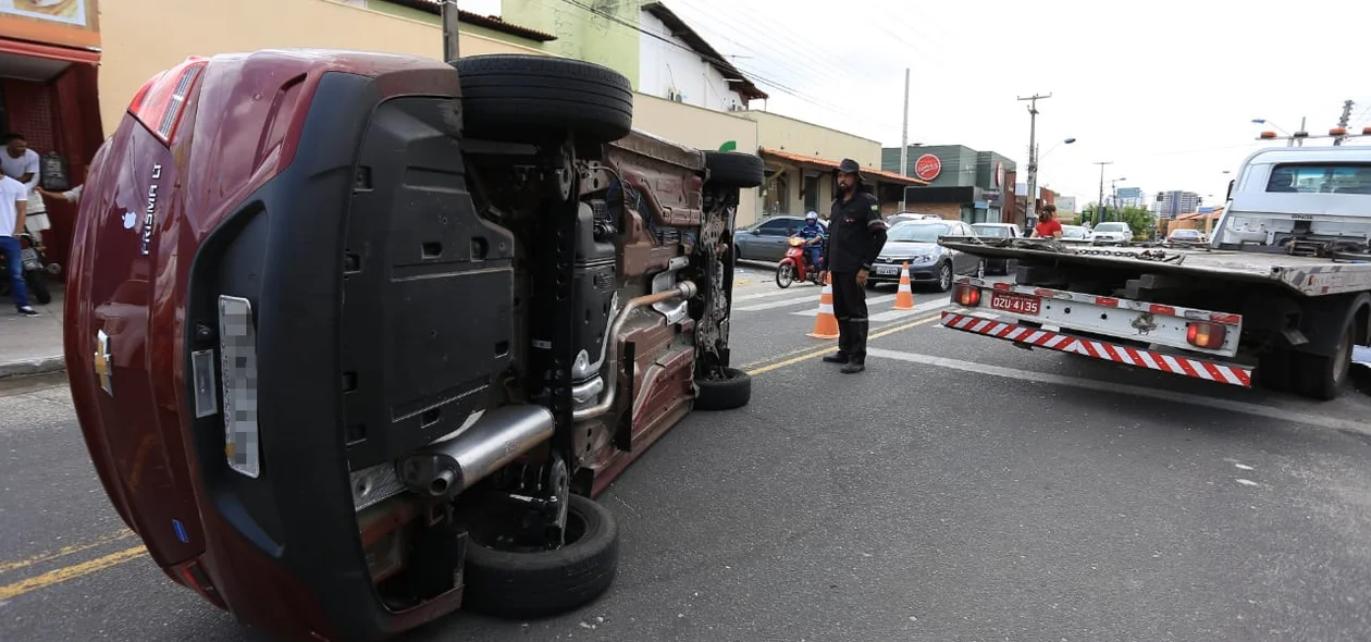 Carro capota após colidir em veículo parado na zona Leste de Teresina