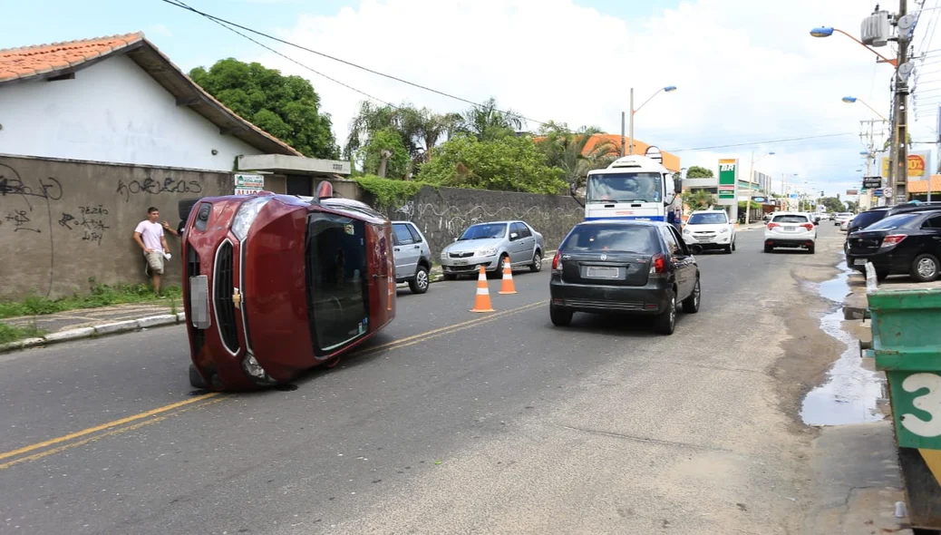 Carro capotado 