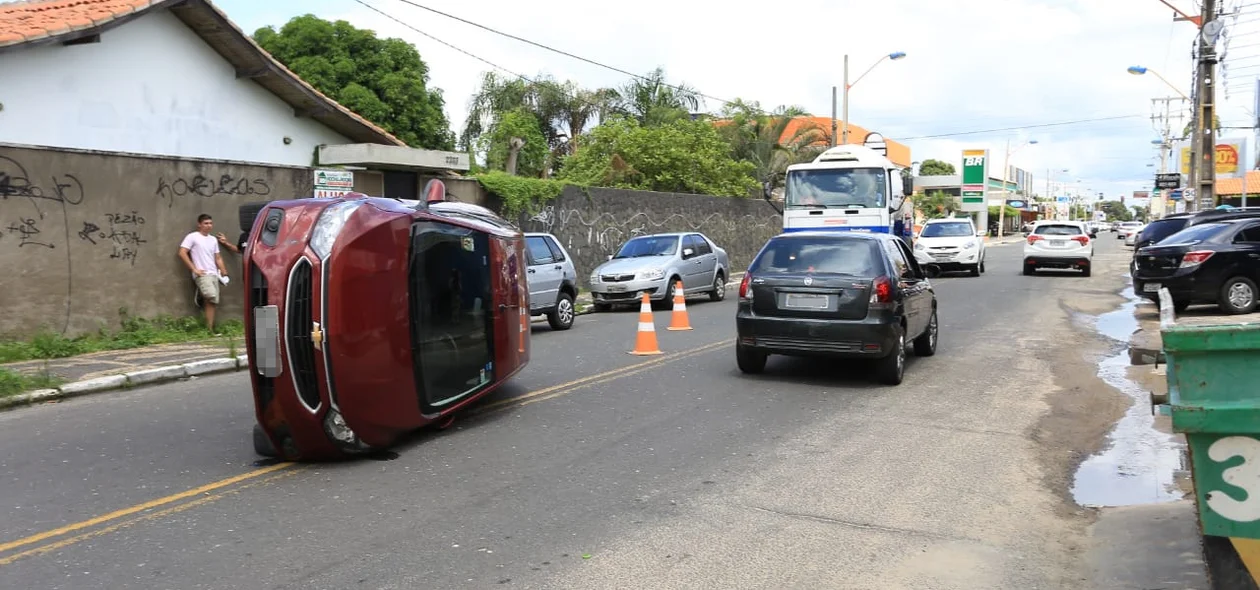 Carro capotado 