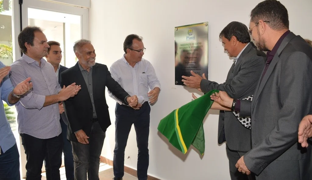 Descerramento da placa inaugural