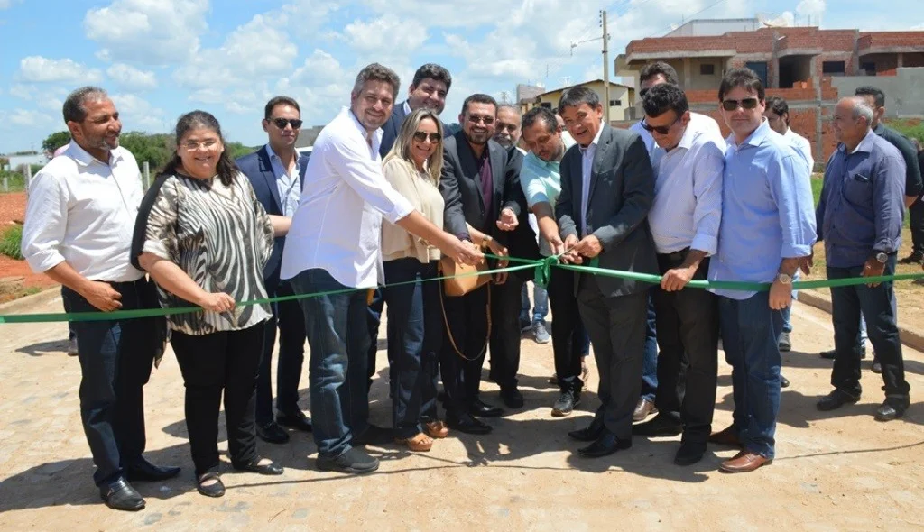 Desenlace da fita inaugural de obras de calçamento