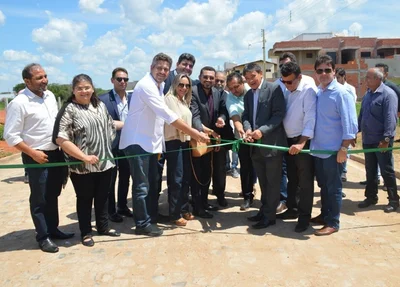 Desenlace da fita inaugural de obras de calçamento