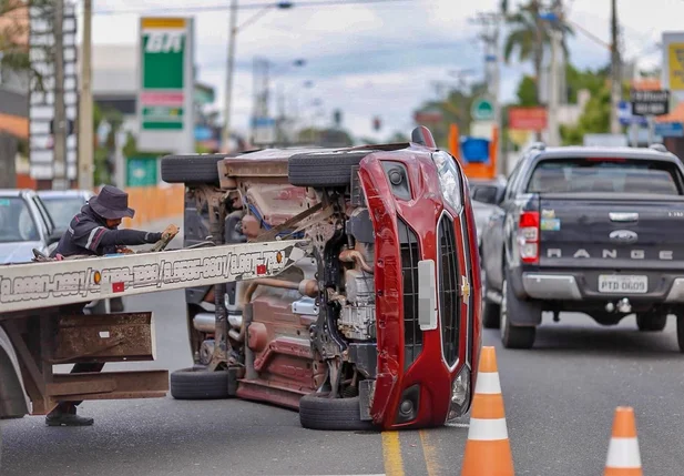 Carro capota após colisão na zona leste de Teresina