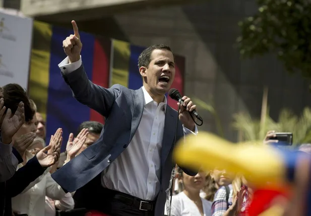 O líder opositor venezuelnao, Juan Guaído, discursa em Caracas