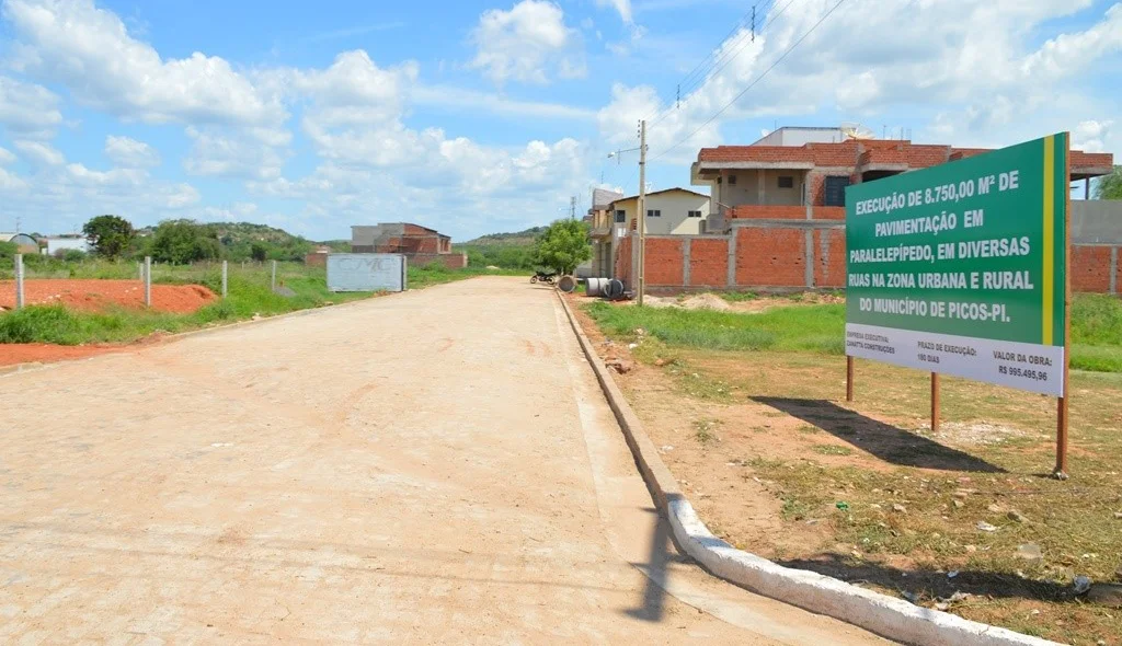 Obras de calçamento beneficiam ruas da sede e do interior